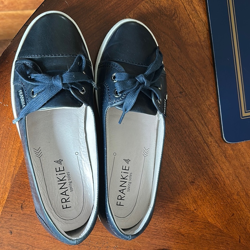 Navy blue low top casual shoes
